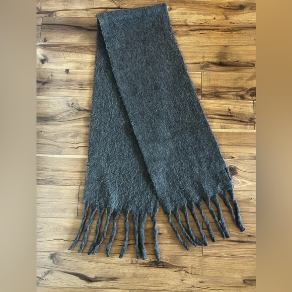 Oversized Gray Scarf - Picture 4 of 4